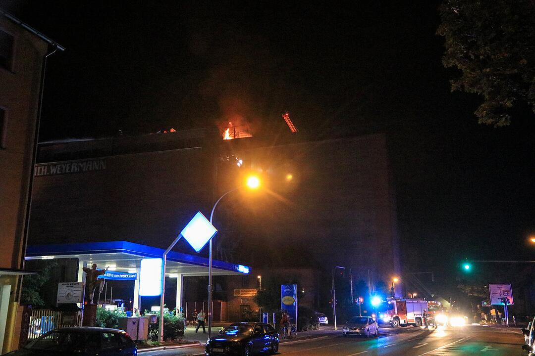 Malzfabrik Weyermann in Bamberg in Flammen: Einsatzkräfte kämpfen stundenlang gegen das Feuer