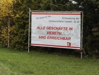 Wer bis zum Ortseingang von Viereth gekommen ist, erfährt dort, dass alle Geschäfte erreicbbar sind, dafür müssen sie aber an Absperrbaken vorbeifahren, was nur Anlieger dürfen. Darunter fallen auch Kunden und Gäste der Gastwirtschaft. Foto: Barbara Herbst