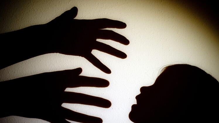 Ein Assistenzarzt der Uniklinik in Homburg soll zahlreiche Kinder sexuell missbraucht haben. Symbolfoto: Patrick Pleul/zb/dpa