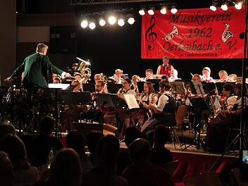 Trachtenkapelle musizierte erstmals unter der Leitung ihres neuen Dirigenten Gregor Winkler.  Fotos: Hilmar Ruppert