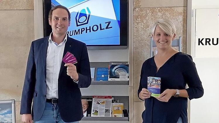 Andreas Rubenbauer (Geschäftsführer der Karl Krumpholz Rohrbau GmbH) und Sabrina Stöckert (Vorsitzende Öffentlichkeitsarbeit Kronach er. leben)  Foto: pr