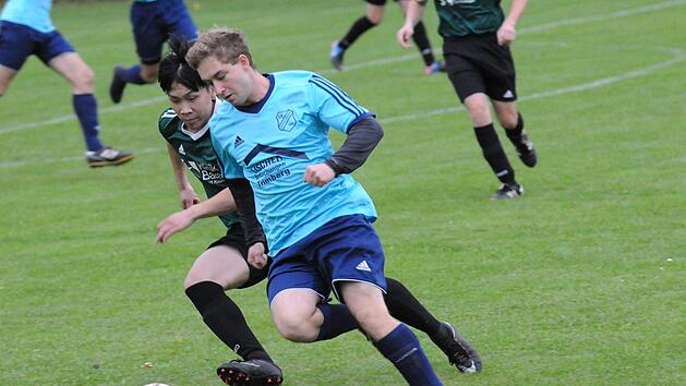 In Schr&auml;g- aber keinesfalls in Schieflage bestreitet Christian M&uuml;tzel (vorne) seinen Zweikampf mit dem Stangenrother Dat Truong. Schlie&szlig;lich sollten die Machtilsh&auml;user deutlich gewinnen. Foto: ssp