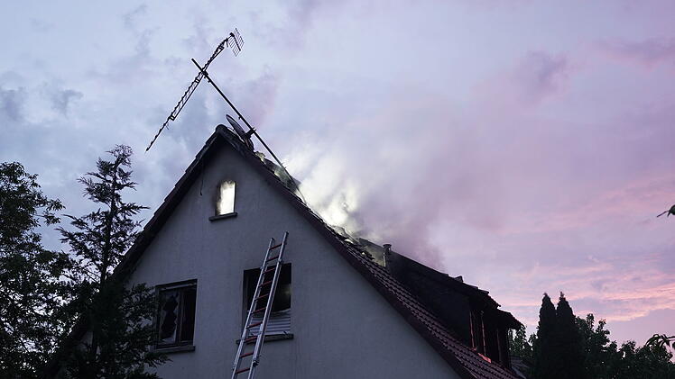 Blitz schlägt in Haus ein: Wohnhaus gerät bei Unwetter in Brand