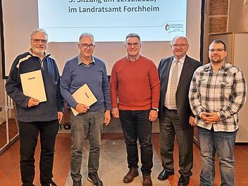 Stab&uuml;bergabe bei der Arbeitsgemeinschaft &bdquo;Psychosoziale Notfallversorgung&ldquo; (v.&nbsp;l.): Pfarrer Axel Bertholdt (neuer Leiter PSNV), Gerhard Hoch (neuer Fachberater PSNV), J&uuml;rgen Kupfer (ehemaliger Fachbereichsleiter &Ouml;ffentliche Sicherheit und Ordnung)...