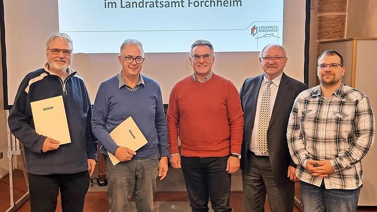 Stab&uuml;bergabe bei der Arbeitsgemeinschaft &bdquo;Psychosoziale Notfallversorgung&ldquo; (v.&nbsp;l.): Pfarrer Axel Bertholdt (neuer Leiter PSNV), Gerhard Hoch (neuer Fachberater PSNV), J&uuml;rgen Kupfer (ehemaliger Fachbereichsleiter &Ouml;ffentliche Sicherheit und Ordnung)...