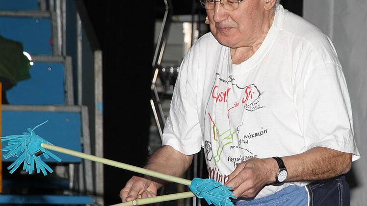Der 83-jährige Pater Philipp Weißhaar glänzte mit seiner "Flowerstick"-Nummer.