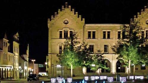 Mit dem Ambiente des Albertsplatzes will auch die Wohnbau um neue Geschäfte in den Ladenlokalen werben, die an der Südseite entstehen. Foto: Jochen Berger