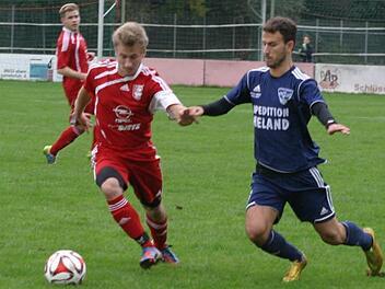 Der Eberner Sven Steinert (links) zieht am Gästespieler Weinreich vorbei.