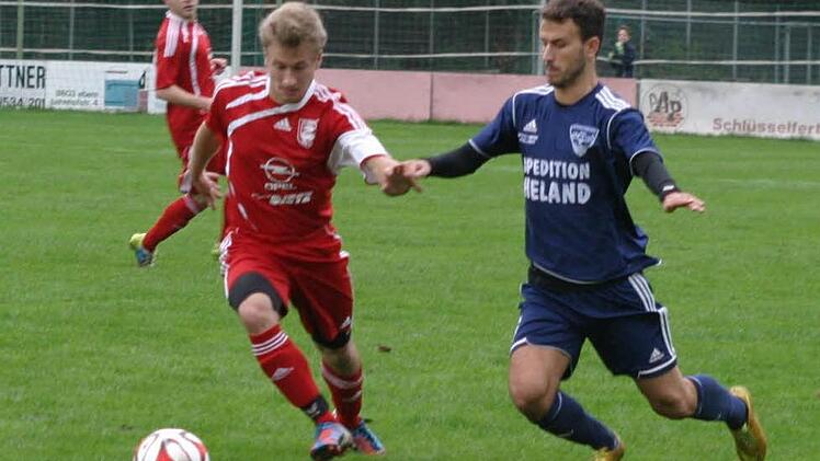 Der Eberner Sven Steinert (links) zieht am Gästespieler Weinreich vorbei.