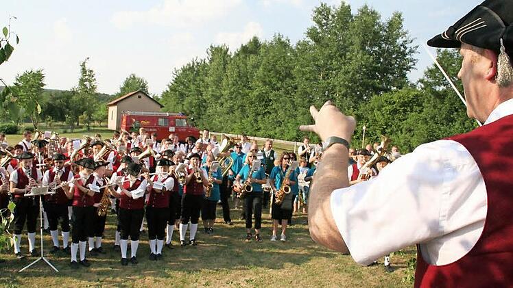 Perfektion trotz größter Hitze: Frank Brixel von den Edelweissmusikanten Lauter dirigiert den Gemeinschaftschor aus fünf Kapellen. Fotos: Werner Vogel