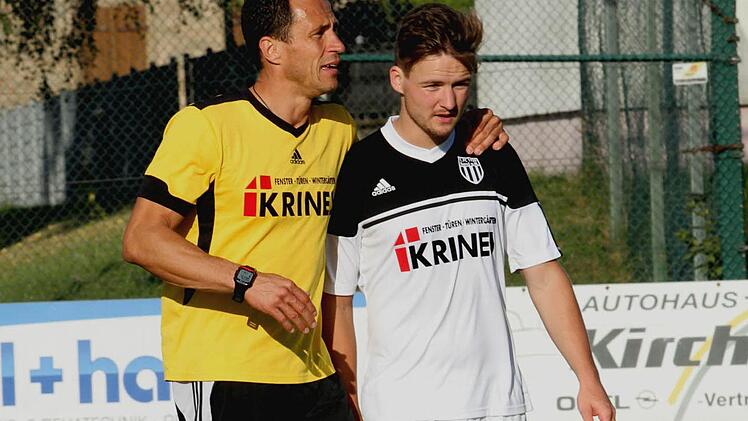 FCS-Trainer Bernd Eigner (links) will mit seiner Mannschaft den Bock endlich umstoßen. Dabei helfen soll ihm Mittelfeldspieler Sebastian Götz. Foto: gg