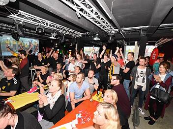 Seine Feuertaufe als Public-Viewing-Location hat der "Feierraum" im Steinweg am vergangenen Samstag mit Bravour bestanden. Wie schon beim HSC-Aufstiegsspiel werden jetzt auch alle Spiele der deutschen Nationalmannschaft bei der Fußball-EM auf mehreren Großbildleinwänden übertragen. Foto: Hagen Lehmann