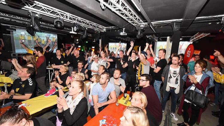 Seine Feuertaufe als Public-Viewing-Location hat der "Feierraum" im Steinweg am vergangenen Samstag mit Bravour bestanden. Wie schon beim HSC-Aufstiegsspiel werden jetzt auch alle Spiele der deutschen Nationalmannschaft bei der Fußball-EM auf mehreren Großbildleinwänden übertragen. Foto: Hagen Lehmann
