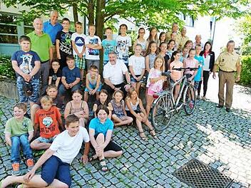 Die beiden Gewinner-Klassen mit Landrat, Lehrern, Sponsoren und den Verkehrserziehern der Polizei Foto: Lothar Weidner