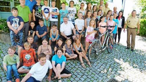 Die beiden Gewinner-Klassen mit Landrat, Lehrern, Sponsoren und den Verkehrserziehern der Polizei Foto: Lothar Weidner