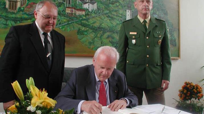 2002: Roman Herzog ist Gast in Oerlenbach und trägt sich ins Goldene Buch ein. Links: Bürgermeister Siegfried Erhard. Foto: Stefan Geiger