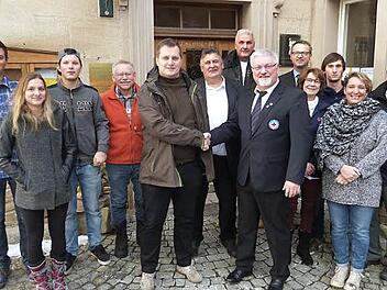 Der neue Vorstand der Wasserwacht Ortsgruppe Himmelkron: Vorsitzender Karlheinz Völkel (Sechster von rechts) übergab sein Amt an Daniel Uehla.  Foto: Werner Reißaus