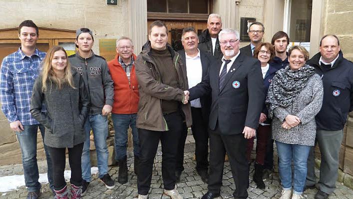 Der neue Vorstand der Wasserwacht Ortsgruppe Himmelkron: Vorsitzender Karlheinz Völkel (Sechster von rechts) übergab sein Amt an Daniel Uehla.  Foto: Werner Reißaus
