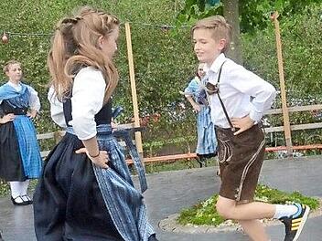 Auf dem Plan zeigten die Jugendlichen traditionelle Tänze.