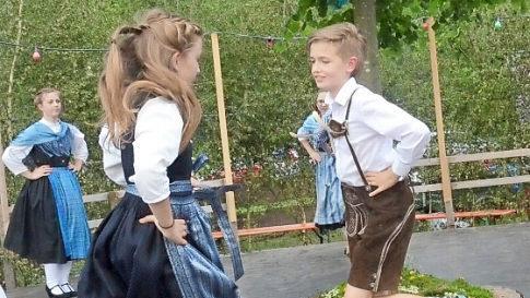 Auf dem Plan zeigten die Jugendlichen traditionelle Tänze.