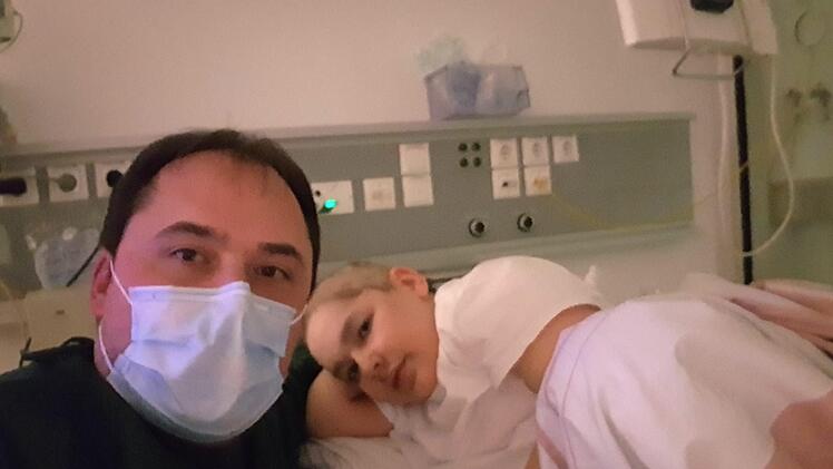 Jakob  und sein Vater Daniel hoffen, dass der Alptraum bald beendet ist.  Die Mediengruppe Oberfranken unterstützt die Familie mit ihrer Spendenaktion "Franken helfen Franken."  privat