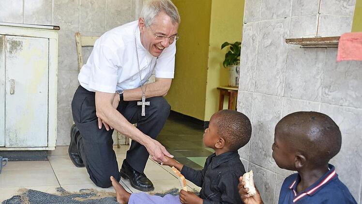 Erzbischof Ludwig Schick bei einem Besuch in Afrika Foto: Erzbistum