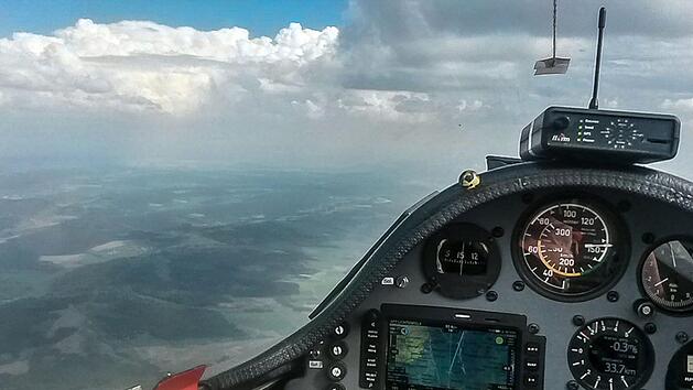 Mit knapp 150 km/h segelt ein Lichtenfelser Pilot vor einer Gewitterfront. Foto: Aero-Club