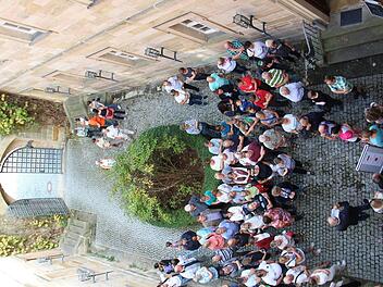 Besucheransturm im kleinen Innenhof von Schloss Steinenhausen Foto: Katharina Müller-Sanke