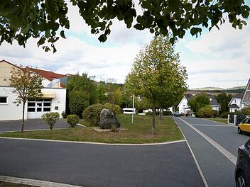 Unterhalb der bestehenden Versorgungszentrale der Himmelkroner Heime (links) wollte die Diakonie ein Blockkraftheizwerk bauen. Die Zulieferung sollte über die Fichtelgebirgsstraße (rechts) erfolgen, allerdings stieß der Standort im Gemeinderat auf wenig Gegenliebe. Reißaus 