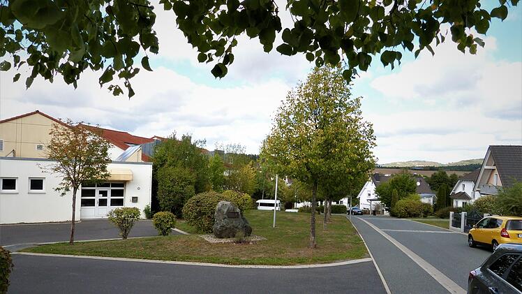 Unterhalb der bestehenden Versorgungszentrale der Himmelkroner Heime (links) wollte die Diakonie ein Blockkraftheizwerk bauen. Die Zulieferung sollte über die Fichtelgebirgsstraße (rechts) erfolgen, allerdings stieß der Standort im Gemeinderat auf wenig Gegenliebe. Reißaus 