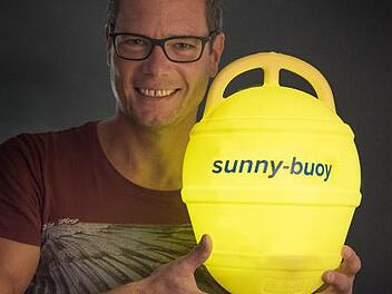 Hobbysegler Christian Olgemöller hat eine Boje entwickelt, die auch ohne Stromzufuhr leuchtet. Foto: PR