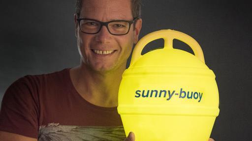 Hobbysegler Christian Olgemöller hat eine Boje entwickelt, die auch ohne Stromzufuhr leuchtet. Foto: PR