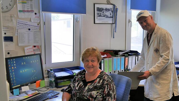 Im Kronacher Schlachthof gibt es 30 Mitarbeiter, darunter zwei Reinigungskräfte und vier Damen im Büro. Marietta Schorn ist eine von ihnen und von Anfang an dabei.