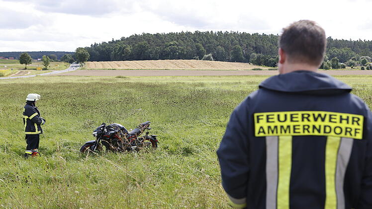 Motorrad kommt von Stra&szlig;e ab: Fahrerin schwer verletzt