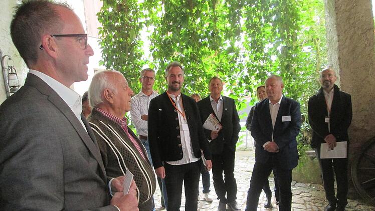 Besitzer Erwin Wahler (2. von links) informierte über sein seit 300 Jahre existierende Anwesen.