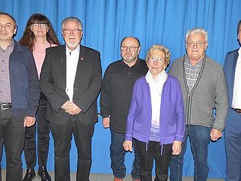 Im Gemeinderat Leutenbach standen Ehrungen an (v.&nbsp;l.): Georg Geck, Brigitte Wagner, Helmut Pfefferle, Werner Klaus, Waltraud Roth, Eustachius Kern und B&uuml;rgermeister Florian Kraft.