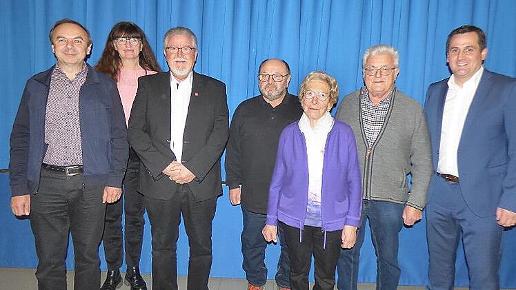 Im Gemeinderat Leutenbach standen Ehrungen an (v.&nbsp;l.): Georg Geck, Brigitte Wagner, Helmut Pfefferle, Werner Klaus, Waltraud Roth, Eustachius Kern und B&uuml;rgermeister Florian Kraft.