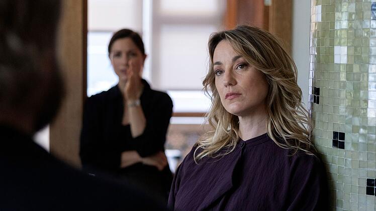 Polizeichefin Cristina Sobral (Maya Booth, rechts) bespricht sich mit den Ermittlern Carlos Esteves (Daniel Christensen) und Graciana Rosado (Eva Meckbach).