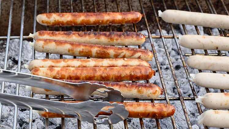 W&uuml;rstchen auf dem Grill