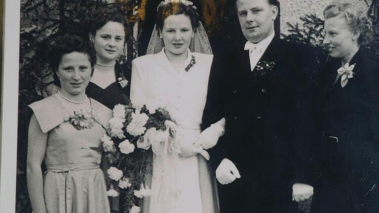 Das Bild sagt mehr als 1000 Worte: Ella und Otto Glenk waren ein schönes Paar - und all die anderen auf dem Foto feierten auch das 60. Ehejubiläum mit: Erna Eschenbacher und Wanda Münch, die beiden Schwestern der Braut (links) und die Schwester des Bräutigams Gerda Glenk, die ebenfalls im Seniorenheim in der Brenkstraße lebt