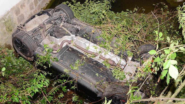 Das Auto landete auf dem Dach und im Bach.