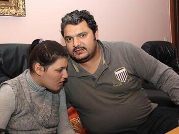 Nejib Cherif, Vater von Mariem, fordert die unbekannten Diebe auf: Gebt uns den Rollstuhl unserer behinderten Tochter zurück.  Foto: Sebastian Martin