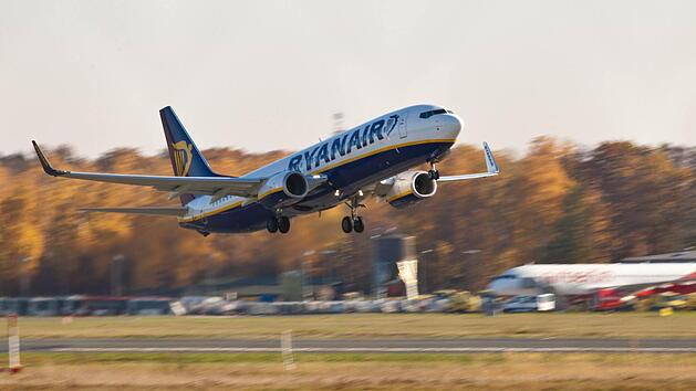 Eine Boeing 737-800 von Ryanair startet vom Flughafen N&uuml;rnberg.  Foto: News5/Grundmann
