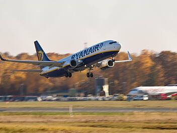 Eine Boeing 737-800 von Ryanair startet vom Flughafen Nürnberg.  Foto: News5/Grundmann