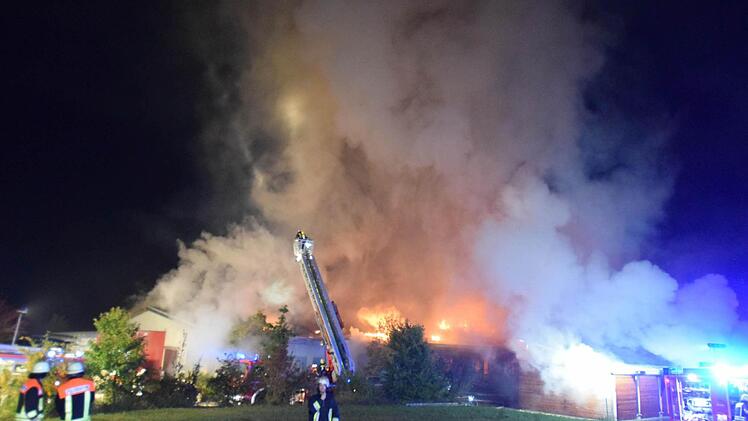 In einer Schreinerei in Reckendorf im Landkreis Bamberg ist in der Nacht zum Montag ein Feuer ausgebrochen. Fotos: Ronald Rinklef