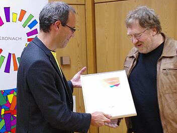 Martin Holzner (l.) vom Bayerischen Jugendring zeichnete Martin Schinnerer aus. Foto: Marco Meißner