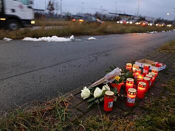 Grablichter und Beileidsbekundungen am Unfallort: Hier wurde am Dienstag eine Radfahrerin von einem Sattelzug überrollt. Die junge Frau starb noch am selben Abend an ihren Verletzungen. Foto: Barbara Herbst