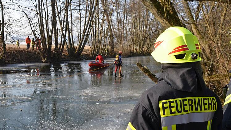 Ein Großaufgebot an Rettungskräften suchte an der Saale nach einem Mann, der ins Eis eingebrochen sein soll. Foto: Peter Rauch