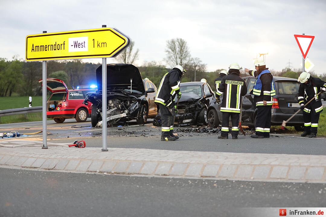 Ammerndorf: Zusammenprall zwischen drei  Autos – Frau schwer verletzt