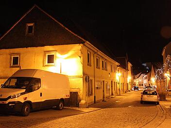 Die Ecke Kirchgasse/Mauergasse/Bürgermeister-Dr.-Hauptmann-Ring wird momentan bevorzugt zum Abstellen von Fahrzeugen benutzt.  Die drei alten Häuser links sollen für eine Neubebauung weichen. Auch die kleine Grünfläche dahinter wird in das Areal einbezogen, für das ein Architektenwettbewerb ausgelobt wurde. Popp